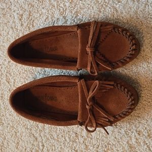 Minnetonka moccasins sz 6.5, like new
